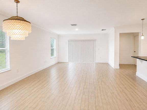 3rd image of 410 Taft Dr
