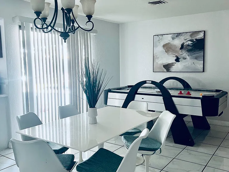 1505 Hialeah Dr — Photo 54
