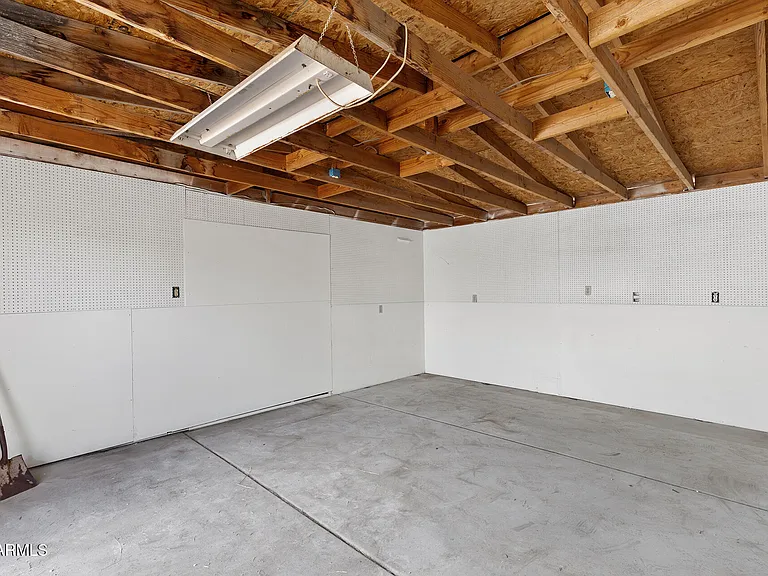 2246 W Sierra St — Photo 33
