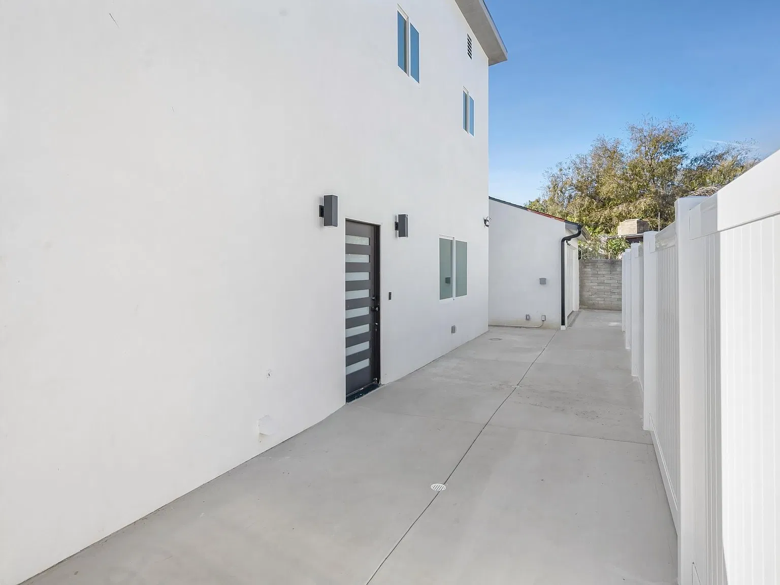 13844 Haynes St — Photo 3