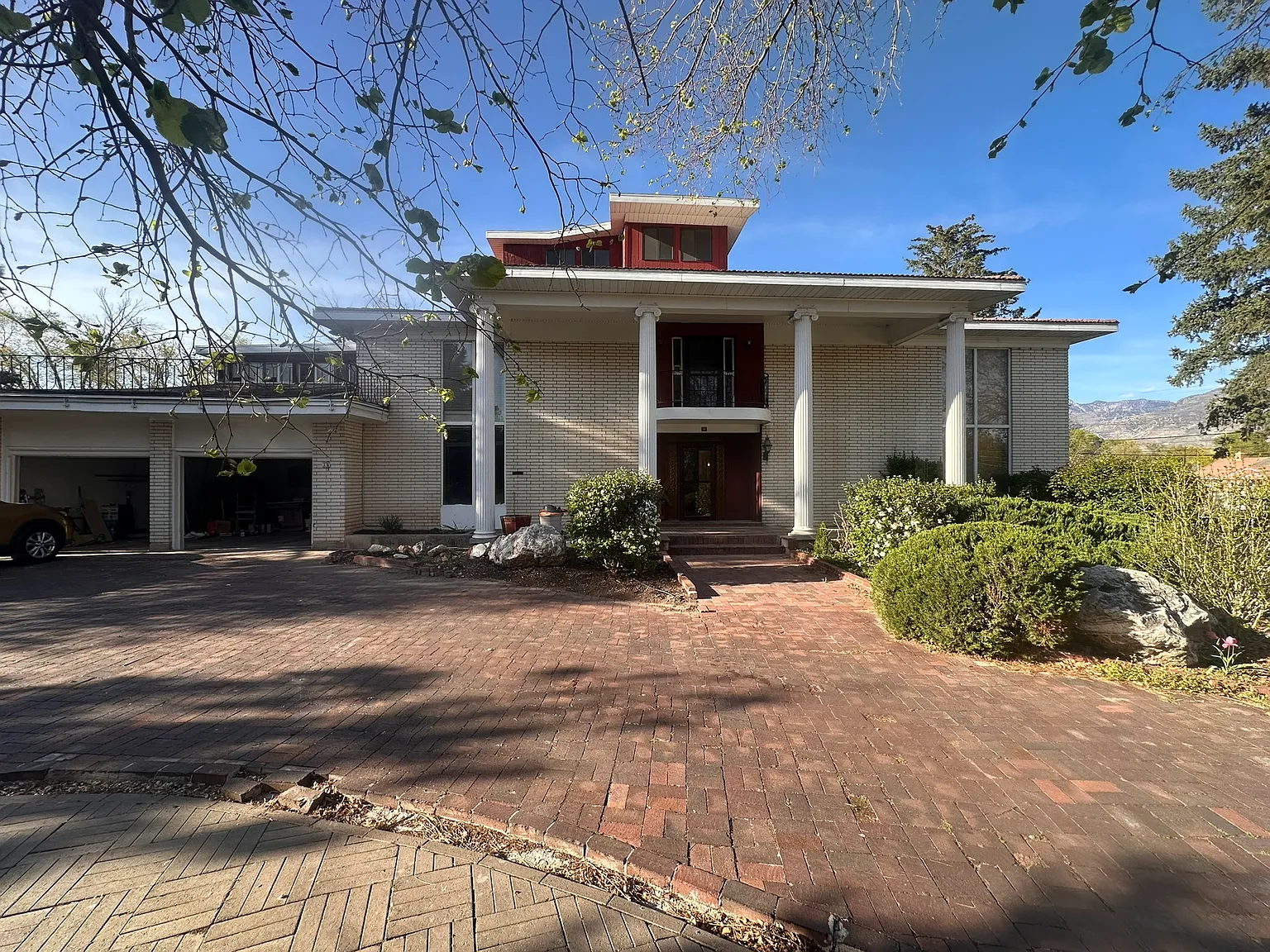 6 bed, 3.5 bath, 4604 sqft, $3,995 — Photo 1
