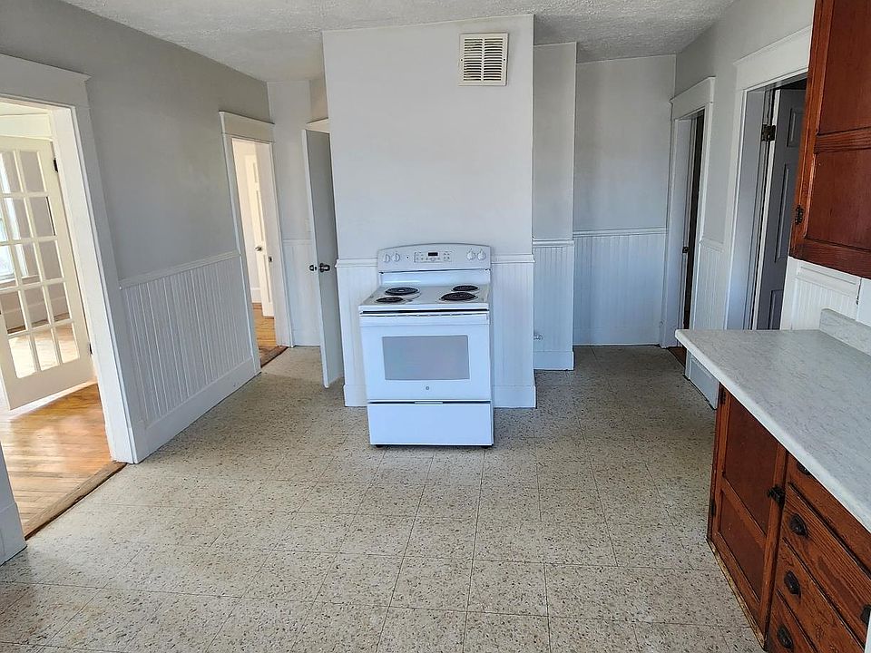 90 Ash St Lewiston ME Zillow
