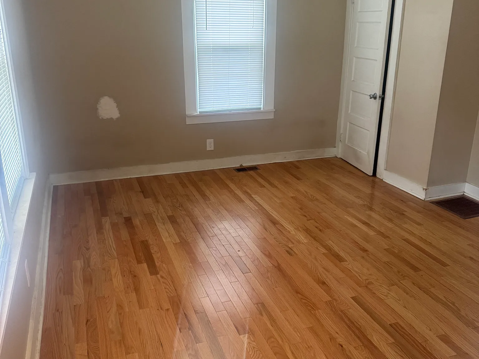 3 bed, 1000 sqft, $2,200 — Photo 3