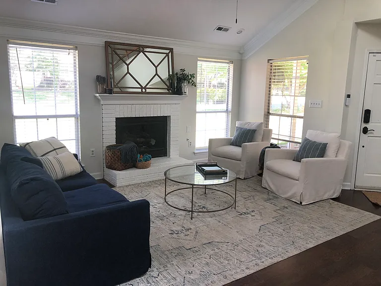 819 Mill Creek Ln — Photo 2
