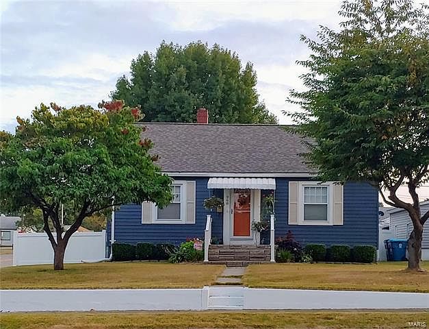 1st image of 968 E Lorena Ave