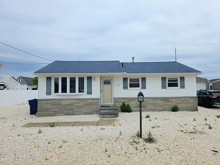 129 E Raritan Dr — Photo 1