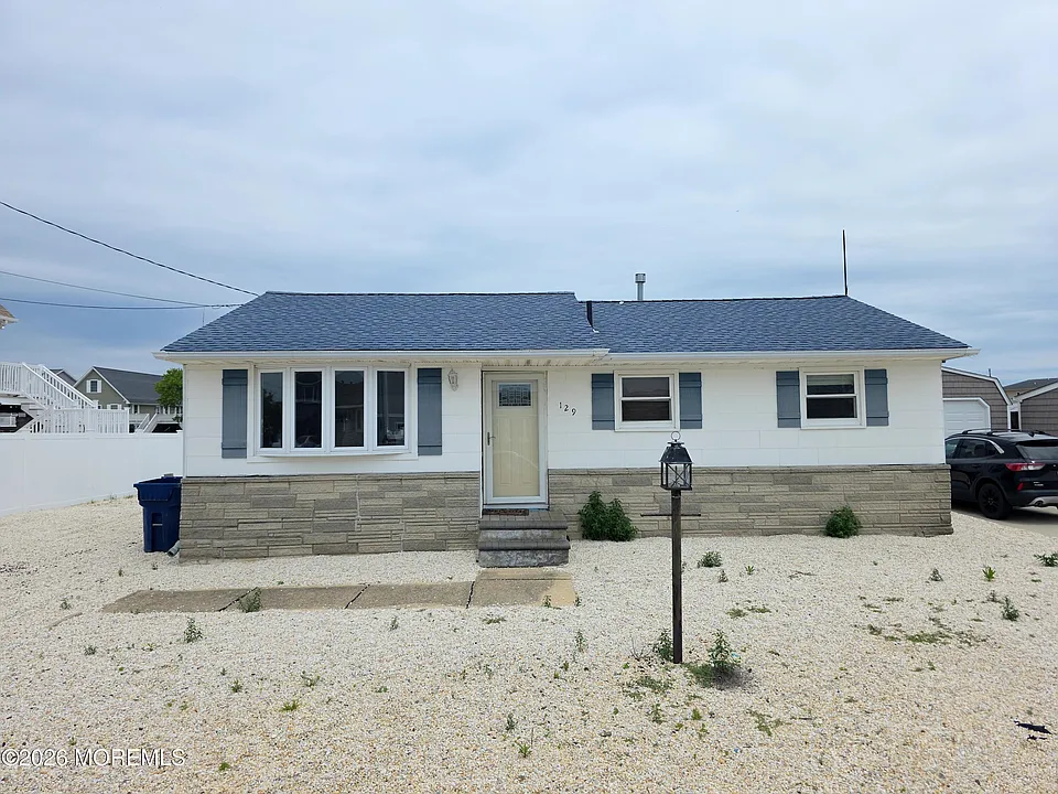 129 E Raritan Dr