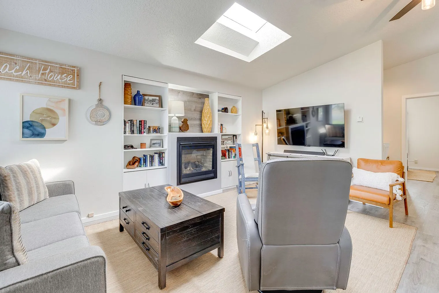 2 bed, 2.0 bath, 839 sqft, $2,505 — Photo 2
