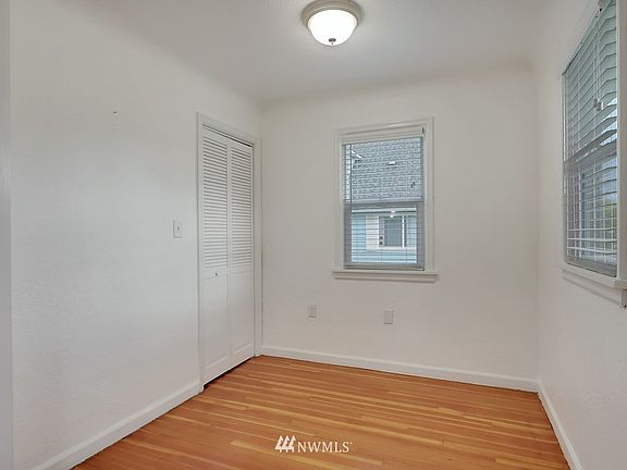 Dining room off living makes this a perfect space.