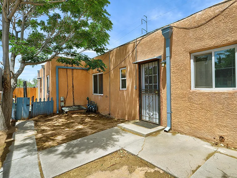 Updated, Spacious, 2 bedroom End Unit w/ Garage & Yard Close to UNM — Photo 13