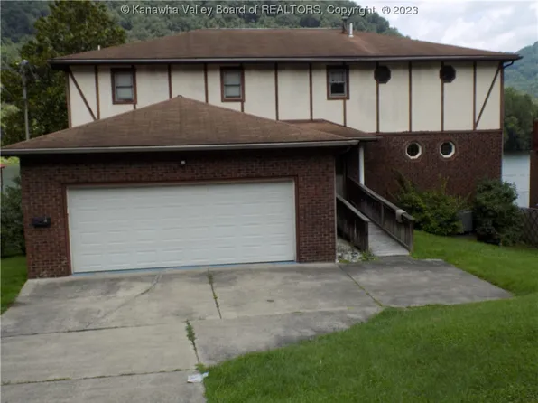 46 4th Ave, Montgomery, WV 25136