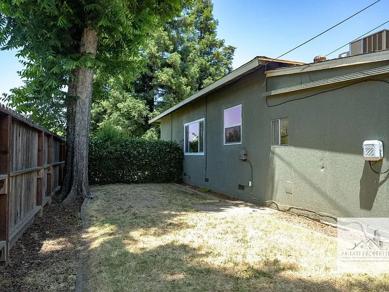1136 E Griffith Way — Photo 32