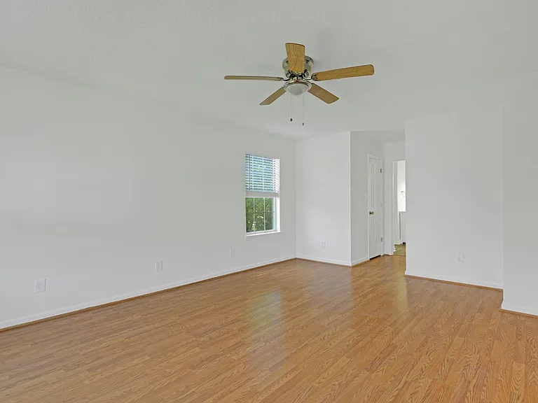 453 Waverly Pl — Photo 15