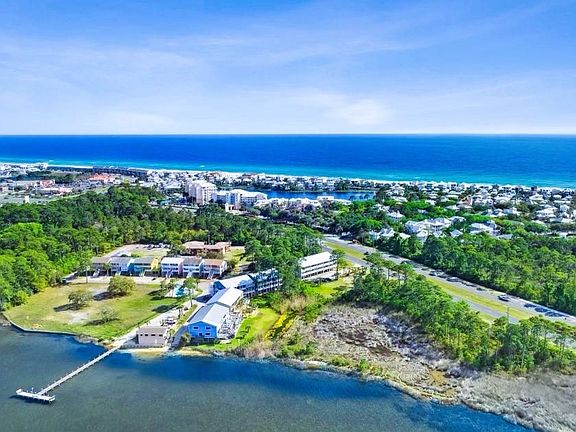 Located on Powell Lake and minutes to the beach!