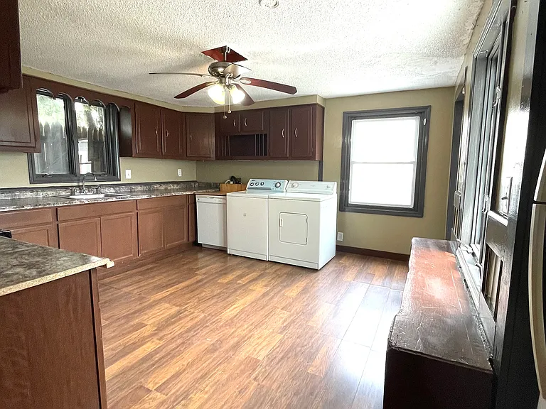 221 Middle St — Photo 8
