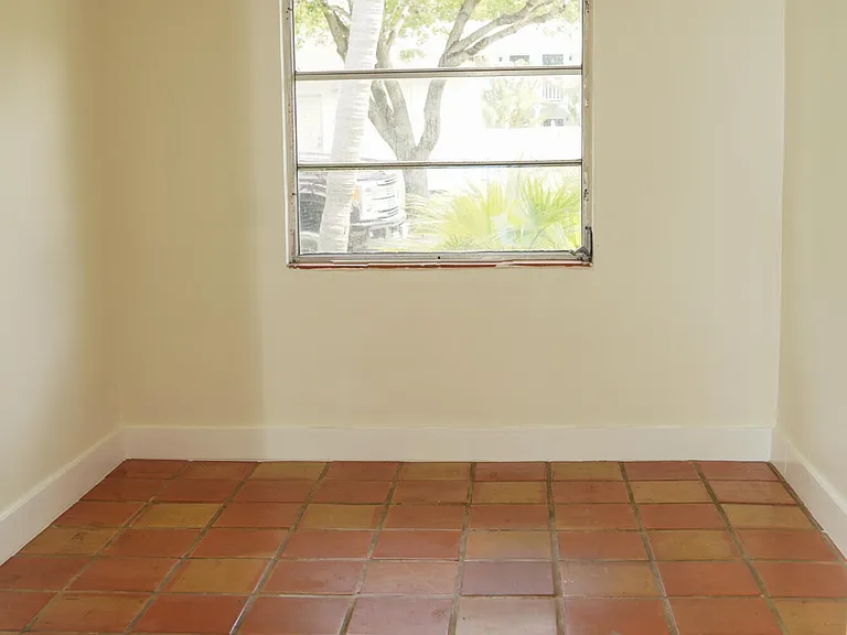 400 51st St #404 — Photo 6