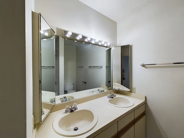Chesterfield Apartments — Photo 13