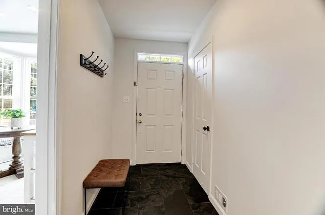 1149 Colonial Rd — Photo 3