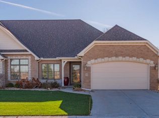 33 Bent Ct, Bloomington, IL 61704