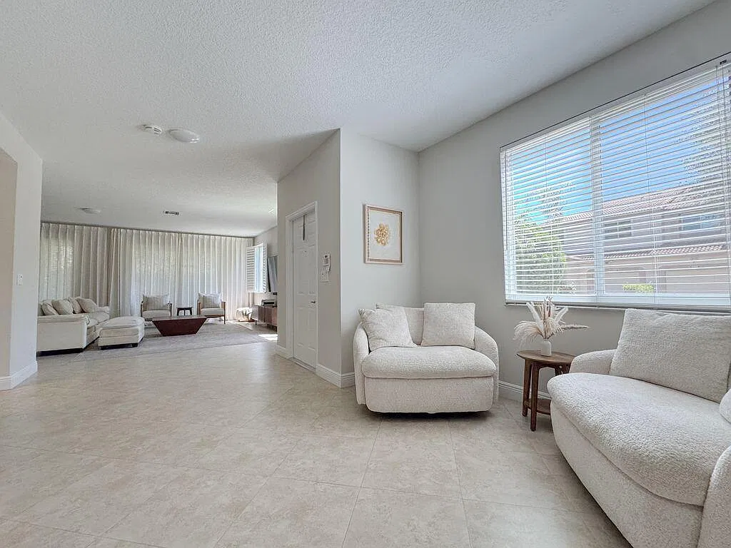 3 bed, 2.5 bath, 2020 sqft, $5,500 — Photo 3