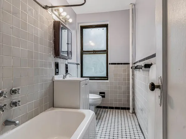 69-40 Yellowstone Boulevard image 17 of 21