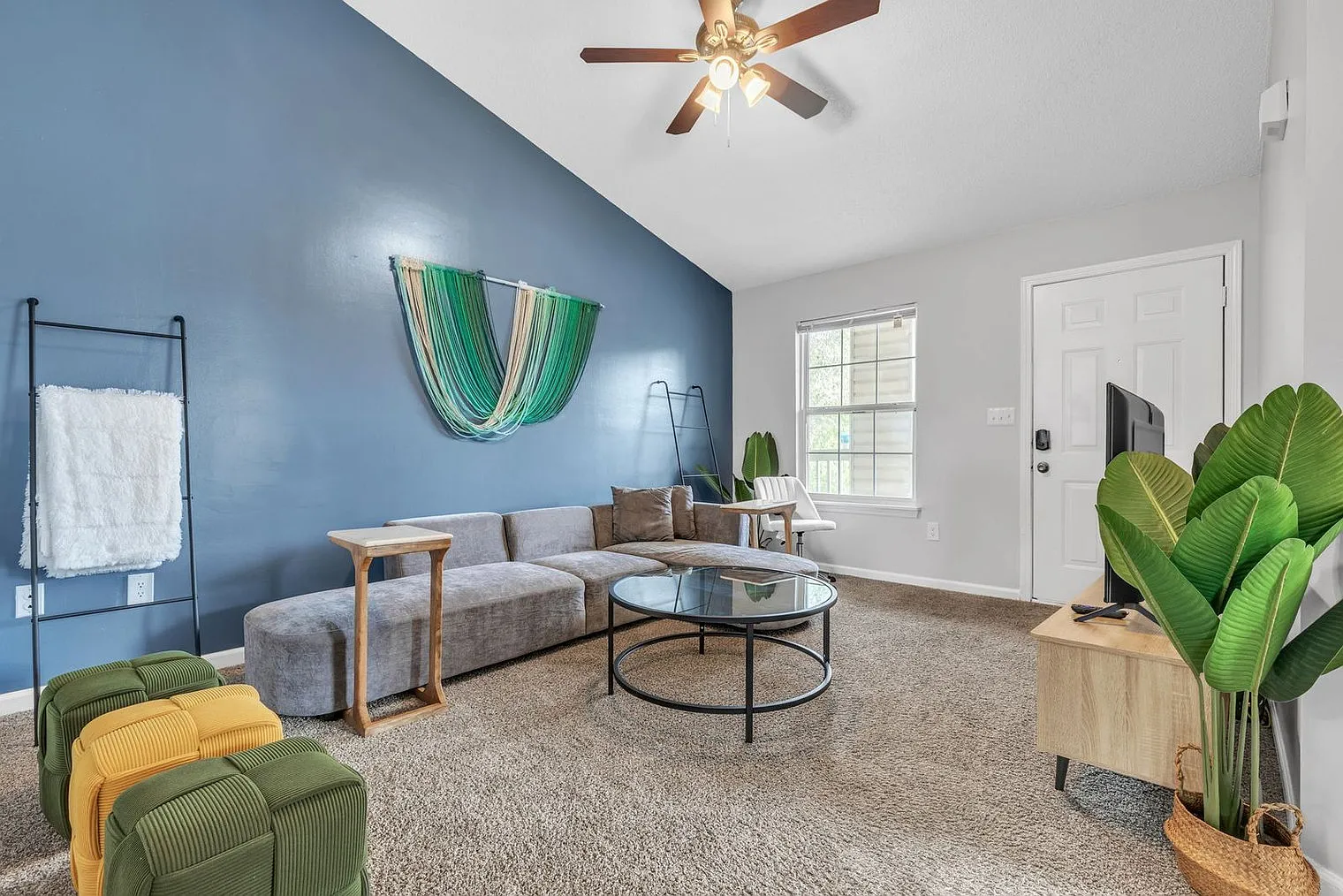 2 bed, 2.0 bath, 1044 sqft, $2,011 — Photo 1