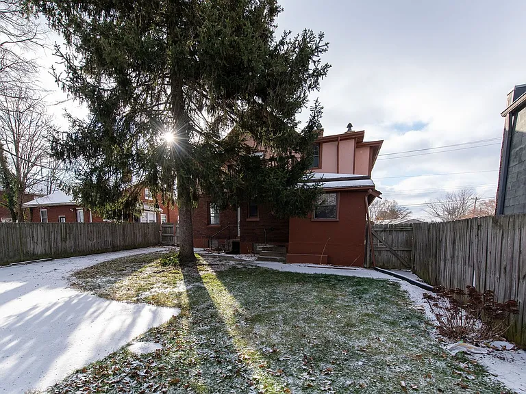 Beautifully updated Tudor style duplex. Upper unit. Large rooms. 2 balconies, private entry. Fenc... — Photo 38