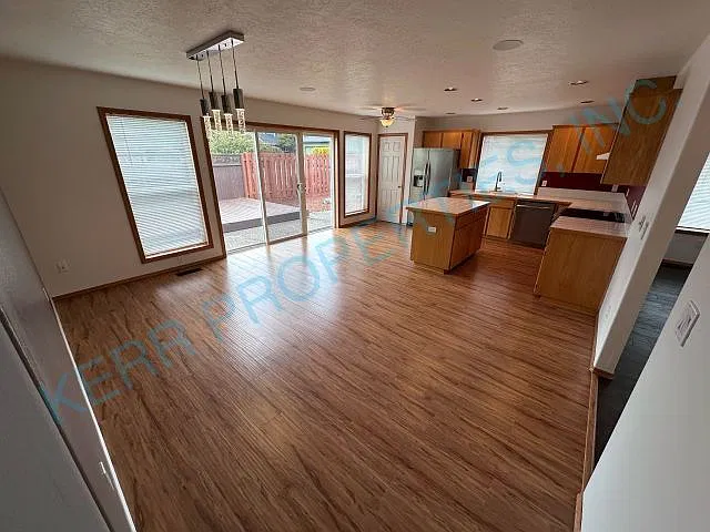Charming 3-Bed Oasis on SE Sedona Dr - Spacious 1798 Sq Ft with 2.5 Baths in Clackamas! — Photo 4
