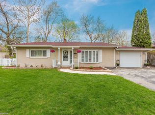 905 Pebble Dr, Wheeling, IL 60090