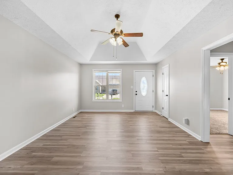 552 Falkland Cir — Photo 6