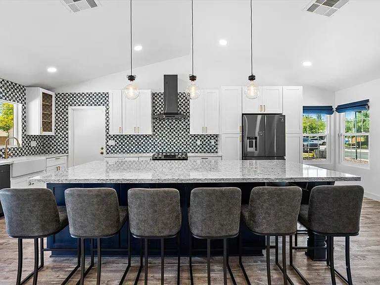 1041 E Kristal Way — Photo 8