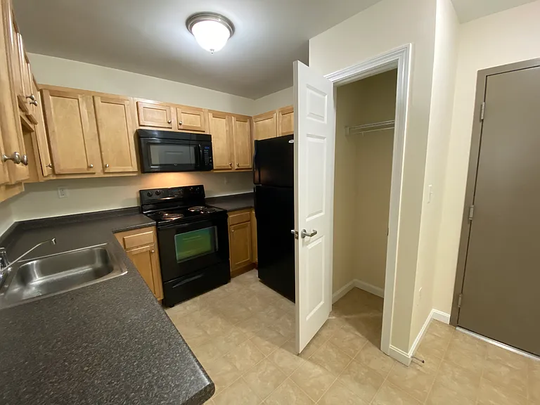 Redstone Apartments — Photo 21