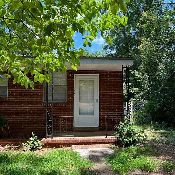 172 Hart Ave — Photo 2