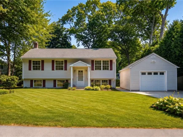 7 Cedar Knoll Dr, Ashaway, RI 02804