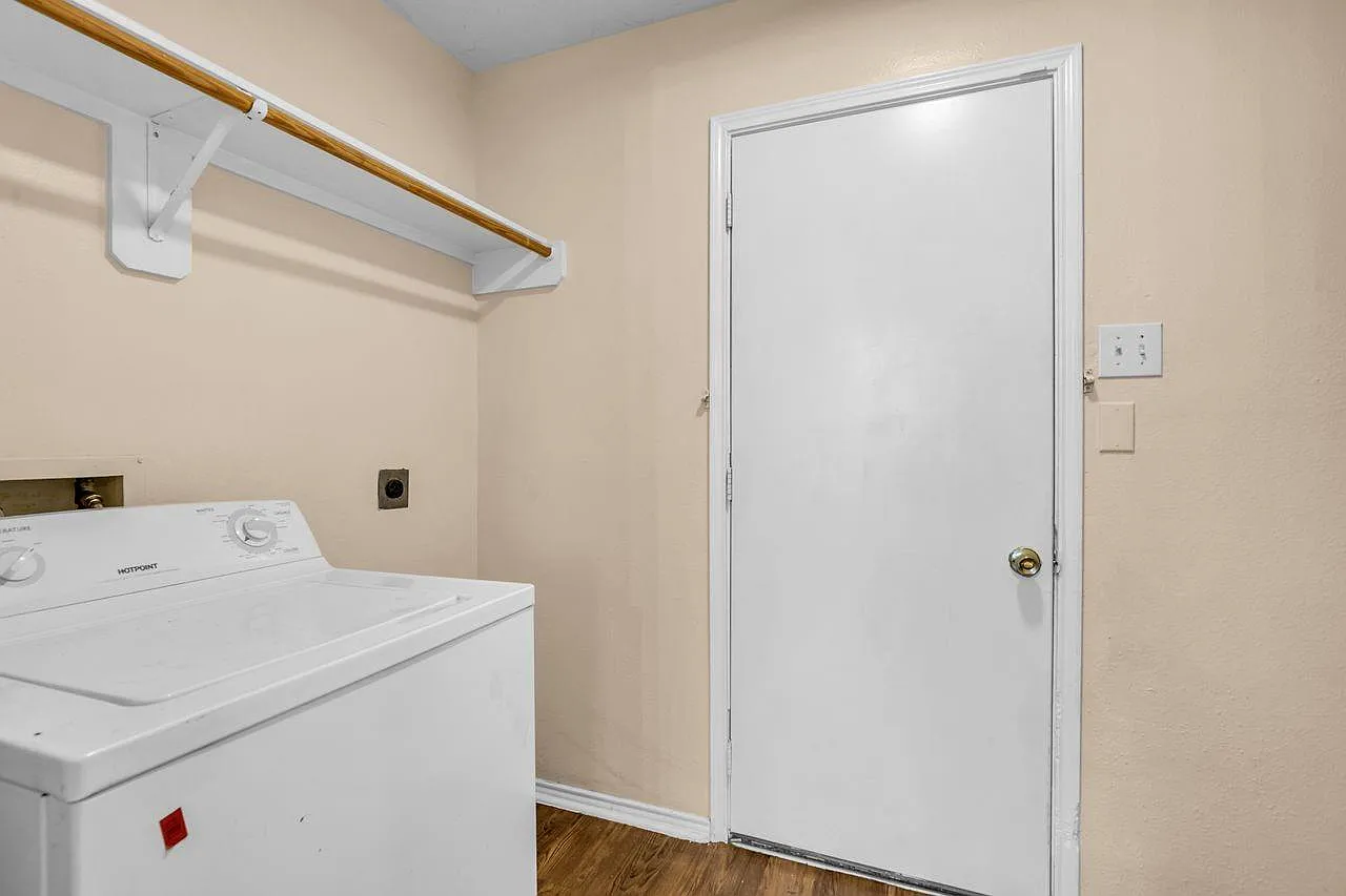 4 bed, 2.5 bath, 2080 sqft, $1,800 — Photo 3