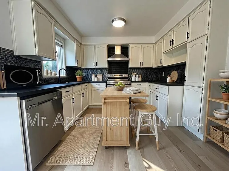 6687 Bansbridge Cres — Photo 7