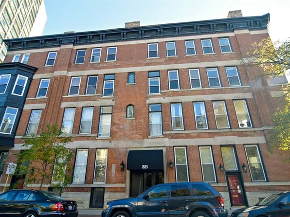 223 W Wisconsin St APT 2C, Chicago, IL 60614