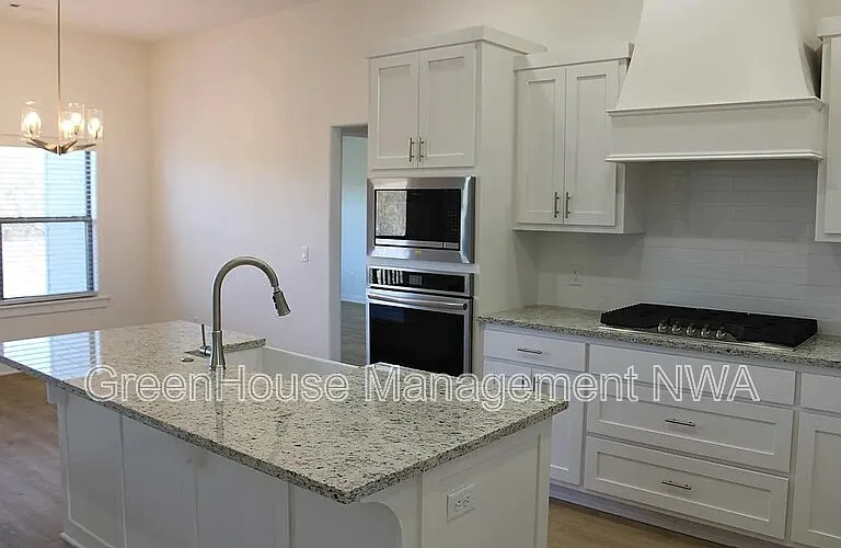 1574 Pershing St — Photo 7