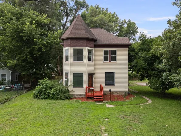403 S 2nd St, Wapello, IA 52653