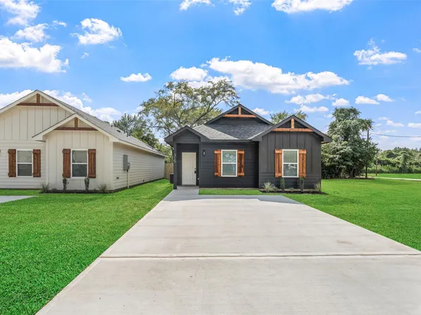315 N Woodson St, Willis, TX 77378