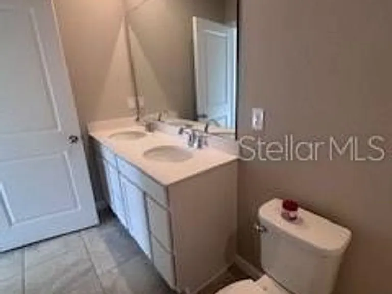 1105 Lexington Ln — Photo 8