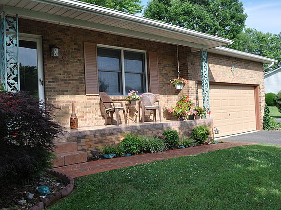 5th image of 140 Essex Dr