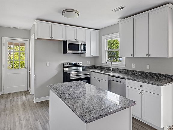 5th image of 7418 Park Dr