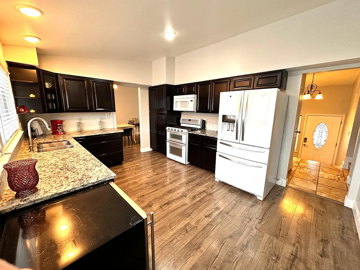 Kitchen with soft close cabinets and LG white Ice appliances - 909 Marracco Dr