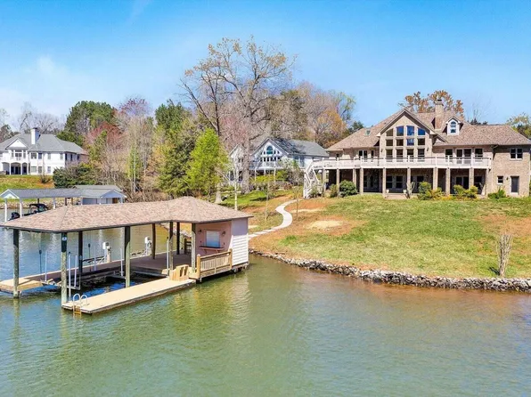 99 Royal Ct, Wirtz, VA 24184