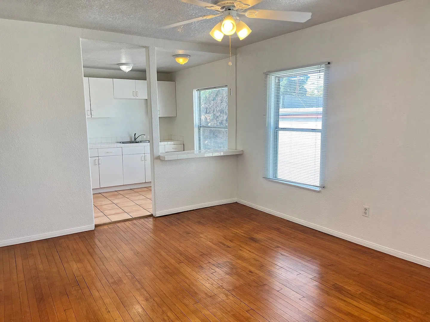 1BR 1BA Point Loma Apartment - Fresh Paint, New Fridge and Stove, One Assigned Parking Spot, Wash... — Photo 3