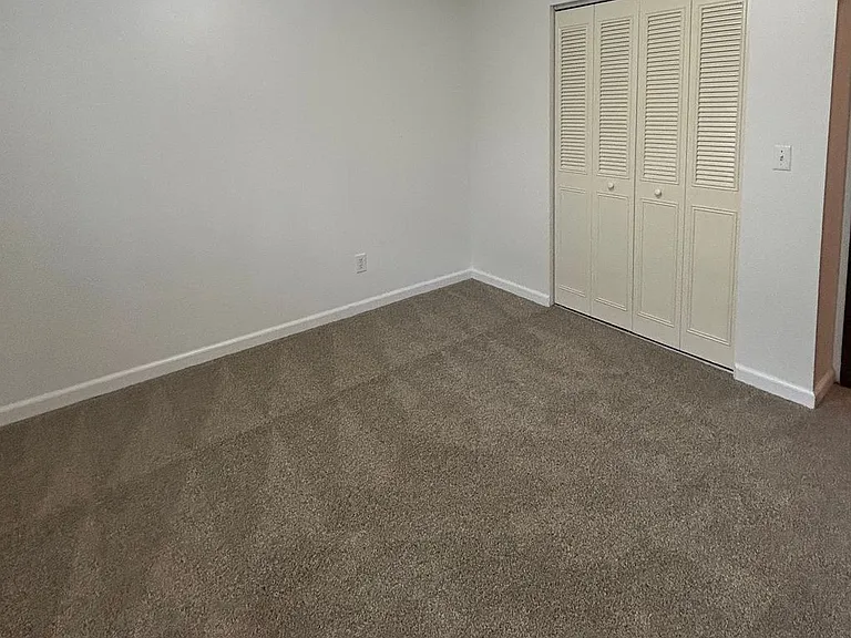 549-599 Greenwood Dr NE — Photo 11