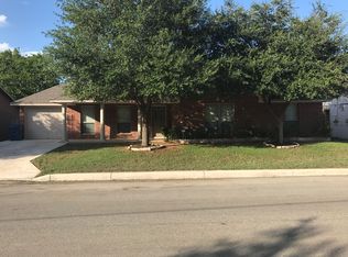 1416 S 2nd St, Floresville, TX 78114