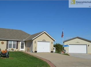 613 Meadowbrook Ct, Wellsville, KS 66092