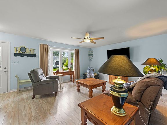 4th image of 575 Elizabeth Dr